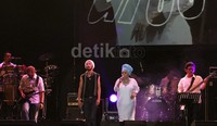 Tepuk tangan meriah penonton terdengar saat alunan lagu Mengapa Ku Harus Begini dinyanyikan.