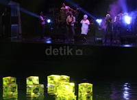 The Groove yang digawangi oleh Rieka Roeslan, membawakan hits-hitsnya.