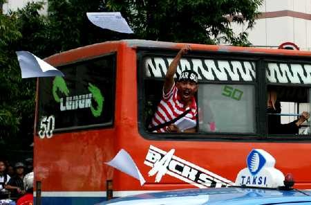 Metromini Terbalik di Pintu Tol Pluit