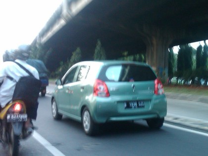 Mobil Murah Suzuki Kelayapan di Jalanan Jakarta