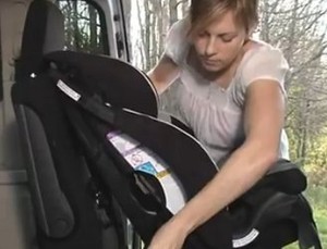 Duh, Sulitnya Memasang Child Seat di Mobil