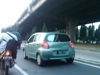 Suzuki A-Star berkelir hijau meluncur di jalan bypass di sekitar Pedati.