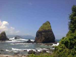 Tanjung Papuma, Pantai dengan Karang Eksotis di Jember, Jatim
