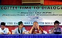 (Kiri ke kanan) Direktur Eksekutif Visi Indonesia Rusdiansyah , Direktur Eksekutif BakornasPB HMI Toni Hasibuan,  Master in Transnational Crime Prevention Andrea Pulungan, dan aktivis ICW Tama S Langkun.