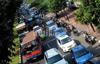 Para pengguna angkutan umum lari ke kendaraan roda dua maupun mobil pribadi. Fasilitas kredit yang gampang serta tidak ada pembatasan pertumbuhan mobil, membuat kendaraan pribadi melonjak sangat tajam dan mendorong kemacetan parah. Orang berlomba-lomba membeli mobil pribadi meski kebingungan kalau harus parkir di perkantoran maupun kompleks perbelanjaan.