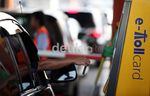 Pakai Caping, Dahlan Iskan Tawarkan e-Toll Card