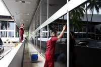Beberapa petugas kebersihan membersihkan kaca-kaca dan lantai Gedung DPR. Ramses/detikcom.