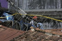 Heli tersebut terjatuh di atap rumah warga. REUTERS/William Gularte.