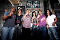 Usai bersilaturahmi dengan Slank, ia menyempatkan foto bersama.