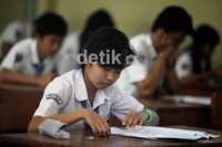 Murid Sekolah Menengah Atas (SMA) PGRI 117 Karang Tengah, Tangerang, Banten, mengerjakan Ujian Nasional.