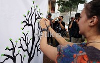 Artis Nadine Chandrawinata yang merupakan sahabat dari penggagas sekolah dan komunitas fotografi gratis Kelas Pagi turut hadir meramaikan pameran tersebut.