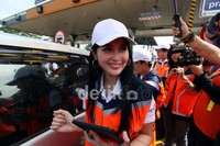 Artis cantik Sandar Dewi, rela berpanas-nasan di gerbang tol Cililitan, Jakarta, Senin (16/04), untuk menawarkan penggunaan e-Toll Card.