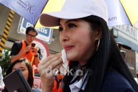Artis Sandra Dewi, mengelap keringat diwajahnya yang mulus dengan tissue.