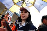 Si Cantik Sandra Dewi Jualan Kartu Tol