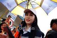 Artis Sandra Dewi dengan mata sayup, mulai terlihat letih, usai menawarkan penggunaan e-Toll Card