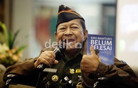 Kris Biantoro duduk di atas kursi roda saat ditemui di Rumah Sakit Siloam, Jakarta, Senin (16/4/2012).