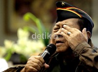Aktor senior tersebut menceritakan isi dari bukunya yang berjudul Belum Selesai di Rumah sakit Siloam, Jakarta.
