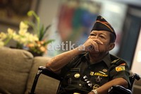 Presenter kuis Berpacu Dalam Melodi itu menceritakan isi dari bukunya yang berjudul Belum Selesai dari atas kursi roda.