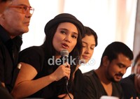 Febby pun dengan senang dan bangga karena film terbarunya itu muncul di Indonesia.