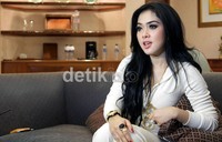 Dalam sesi wawancara, Syahrini mengaku sangat antusias dengan pernikahan sang adik, Aisyahrani.