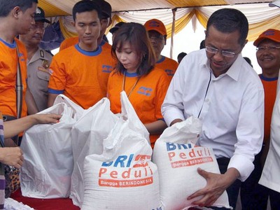 Dahlan Iskan Bagi-bagi Sembako di Muara Angke