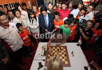 Menpora Andi Mallarangeng (kiri), dengan serius menikmati permainan pecatur Indonesia WIM Medina Aulia dengan pecatur Ukraina GMW Evgeniya Doluhanova, saat pembukaan turnamen JAPFA Chess Festival 2012.