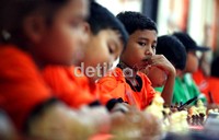 Pecatur cilik, tengah melihat permainan catur pada pertandingan JAPFA Chess Festival 2012. Turnamen ini juga mempertandingkan nomor kejuaraan junior usia 10 tahun.
