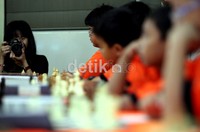 Pecatur muda Indonesia WIM Chelsie Monica Sihite (kiri), menyempatkan hobi fotografinya dengan memotret para pecatur junior, disela-sela pertandingan turnamen JAPFA Chess Festival 2012.