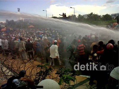Water Canon Bubarkan Demo Lumpur Lapindo