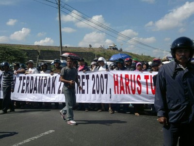 Korban Lumpur Lapindo Blokir Jalan