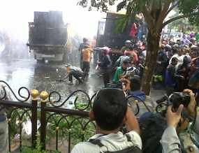 Pendemo di Kantor Gubernur Membubarkan Diri, Jalan Pahlawan Dibuka