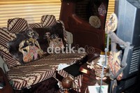 Di eksterior tidak banyak disentuh. Sementara di bagian dalam, nuansa Jawa makin kental.