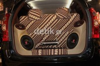Pola batik senada juga tampak dominan di lapisan kain yang membungkus jok mobil Jepang tersebut.