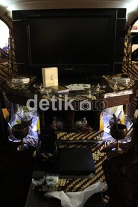 Jok baris kedua di mobil ini dihilangkan. Sebagai gantinya, tempat jok baris kedua yang juga menjadi pembatas antara pengemudi dan penumpang belakang diberi televisi layar datar berukuran 17 inchi.