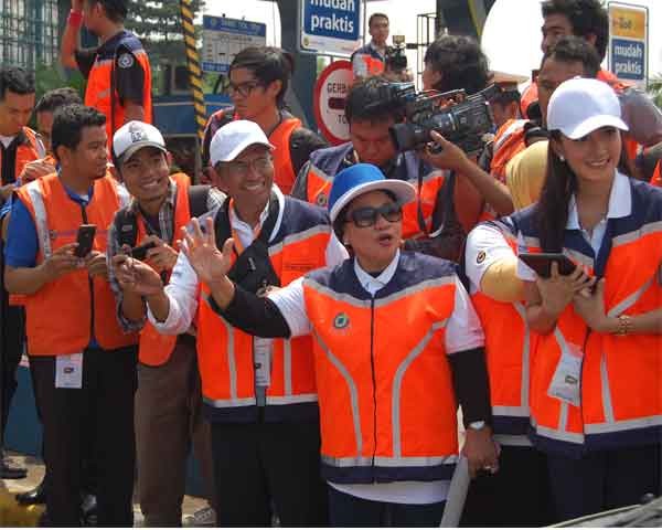 Dahlan Iskan Jualan e-Toll Card Bareng Istri 
