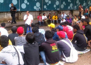 Cawagub DKI Nono Sampono Kumpul Bareng Geng Motor di Kemayoran