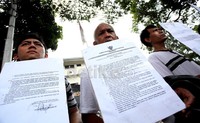 Usai menggusur, oknum aparat melaporkan 10 kepala keluarga (KK) ke polisi dengan tuduhan memasuki pekarangan tanpa izin (pasal 167 dan 385 KUHP).