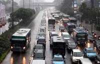 Hujan yang mengguyur Jakarta mengakibatkan arus lalu lintas di Jalan Thamrin merayap.