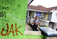 Jhony Indo tinggal bersama dua anaknya yang masih sekolah di rumah kontrakannya yang sederhana di daerah Cimelati, Sukabumi, Jawa Barat.