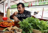 Selain berdakwah, Jhony Indo mencoba aktif di dunia poltik dengan bergabung menjadi pengurus DPP di Partai Nasdem.