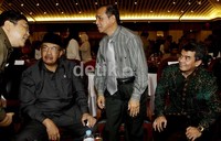 Hadir pada kesempatan itu, Menteri PAN Azwar Abubakar, Wakil Ketua KPK Busyro Muqoddas dan Komisi Ombudsman.