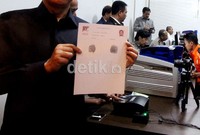 Petugas menunjukkan sidik jari pegawai di lingkungan kepolisian saat peluncuran INAFIS Card di Mapolres Jaksel.