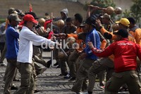 Ratusan satuan polisi pamong praja menggelar gladi resik Hari Ulang Tahun Satpol PP di lapangan silang Monas, Jakarta, Selasa (17/4).