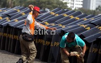 Digambarkan terjadi bentrokan antara warga dan Satpol PP.