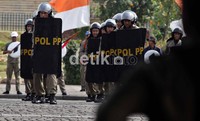 Ratusan satuan polisi pamong praja menggelar gladi resik Hari Ulang Tahun Satpol PP.