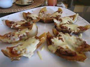 Asyiknya Ngemil Potato Bolognaise di Kafe Nan Artistik