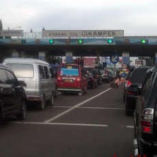 Meski Pakai e-Toll Card, Jalan Tol Tetap Tak Bisa Lancar