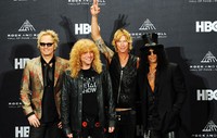 Slash, Duff McKagan, Steven Adler dan Matt Sorum mewakili Guns N Roses menerima Rock and Roll Hall of Fame di Cleveland pada 14 April. Para personel Guns N Roses baru tidak menampakkan hidungnya sama seperti Axl.
