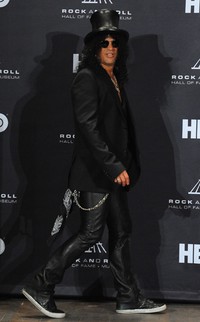 Slash masih setia dengan gaya khasnya, celana kulit dan topi besarnya.