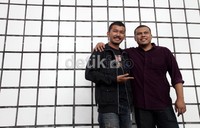 Rio Dewanto bersama Joko Anwar berpose usai menyaksikan pemutaran film perdana Modus Anomali di Blitzmegaplex.